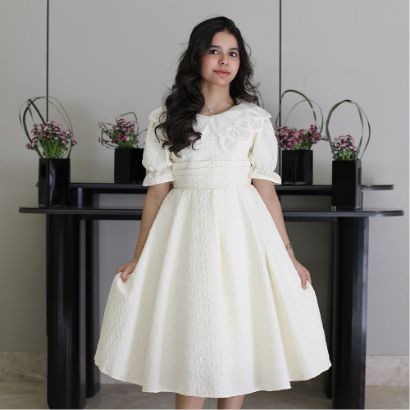 صورة فستان بناتي أبيض مرصع بالفصوص بياقة فراشة وخصر طبقات - 1212